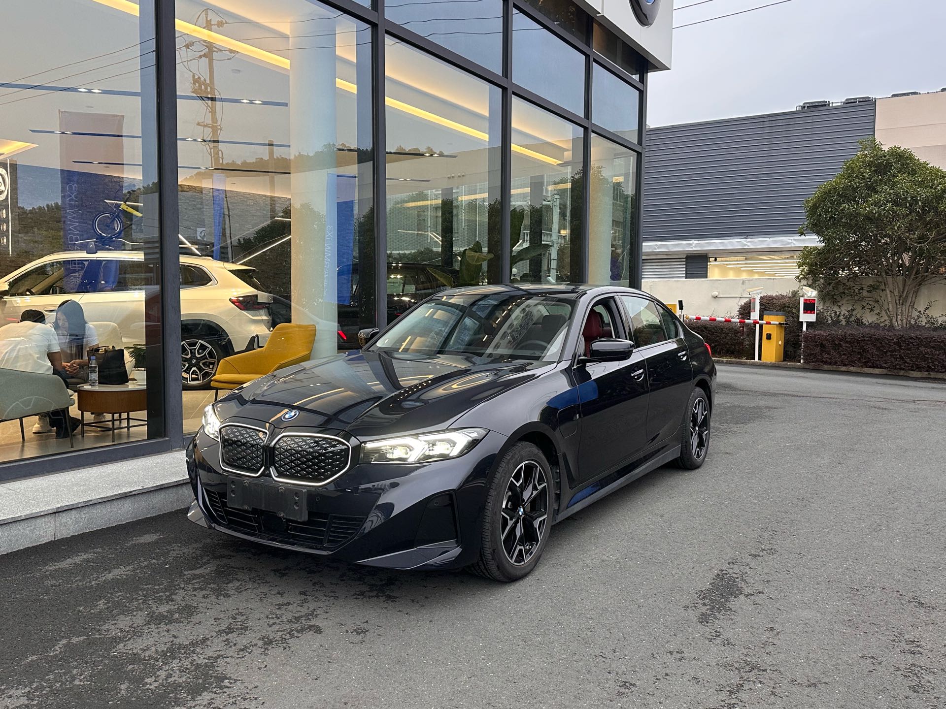 BMW i3 2026 eDrive 40 L Shadow Edition